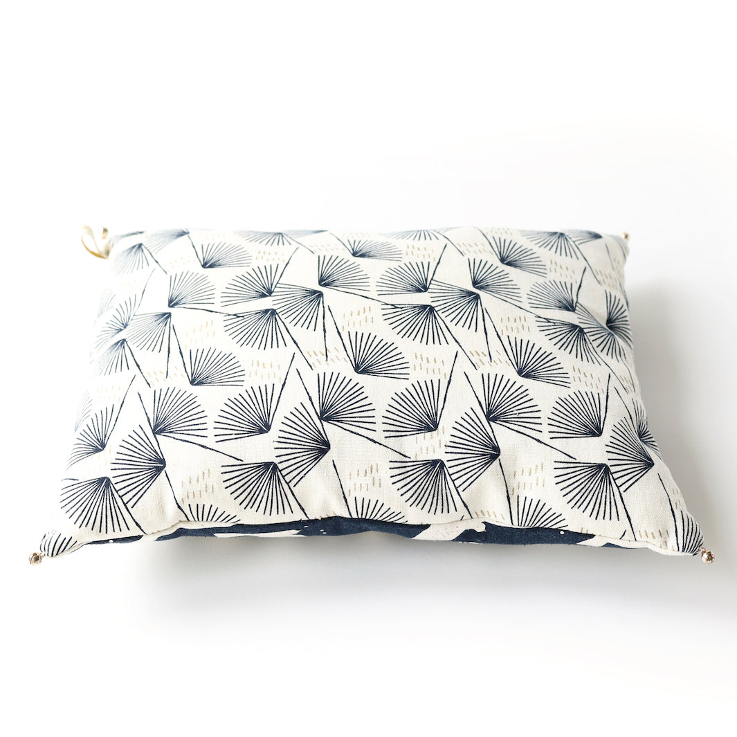 Coussin en Tissus Japonais - Oiseaux et Plantes Graphiques - Bleu Marine, Blanc Cassé et Or