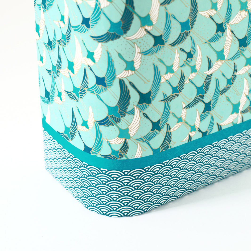 Applique murale japonaise 3 bandes - Envolée de Grues Bleues Canard, Fond Vert d'eau & Vagues Bleues Canard - M827 et M651