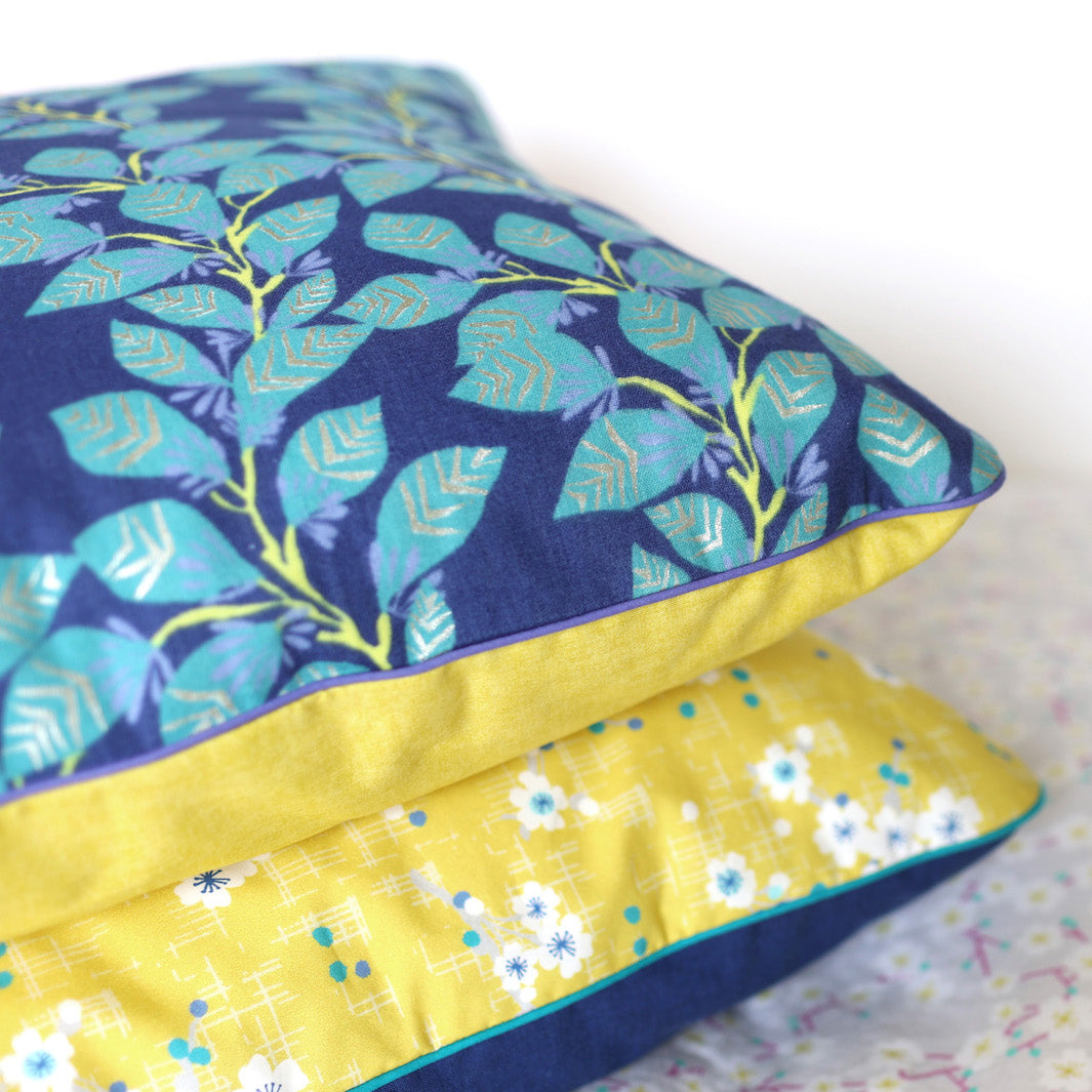 Grand Coussin Carré en Tissu - Gros Branchages et Uni - Bleu, Vert et Jaune