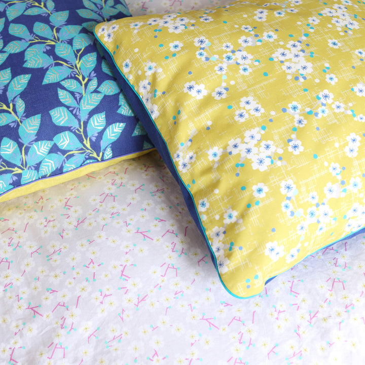 Grand Coussin Carré en Tissu - Gros Branchages et Uni - Bleu, Vert et Jaune