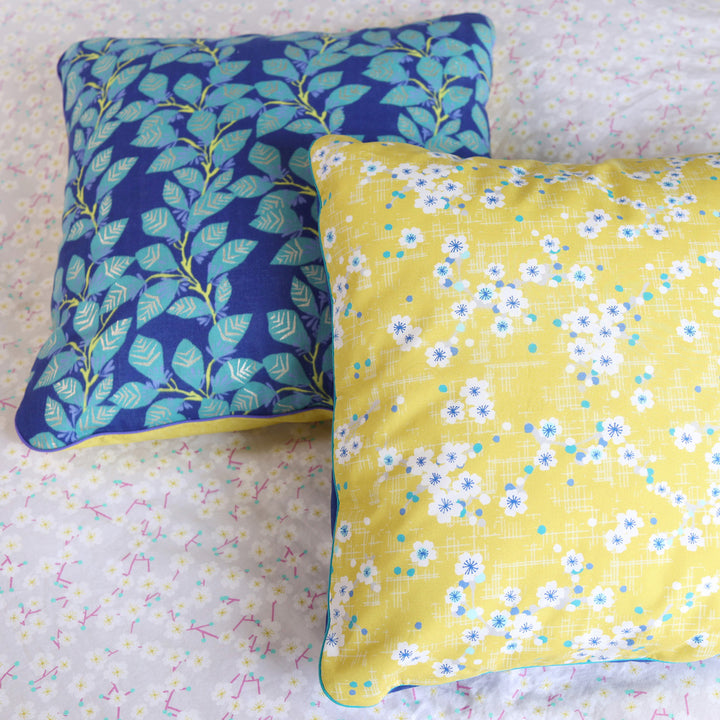 Grand Coussin Carré en Tissu - Fleurs de Cerisier et Uni - Jaune Moutarde, Bleu et Bleu Turquoise