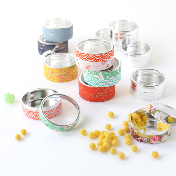 Lot de 12 petites boîtes en métal
