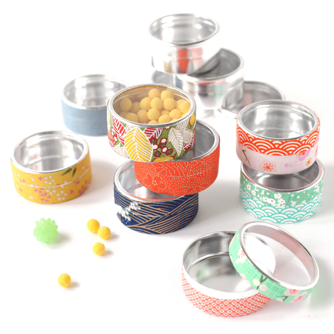 Lot de 12 petites boîtes en métal