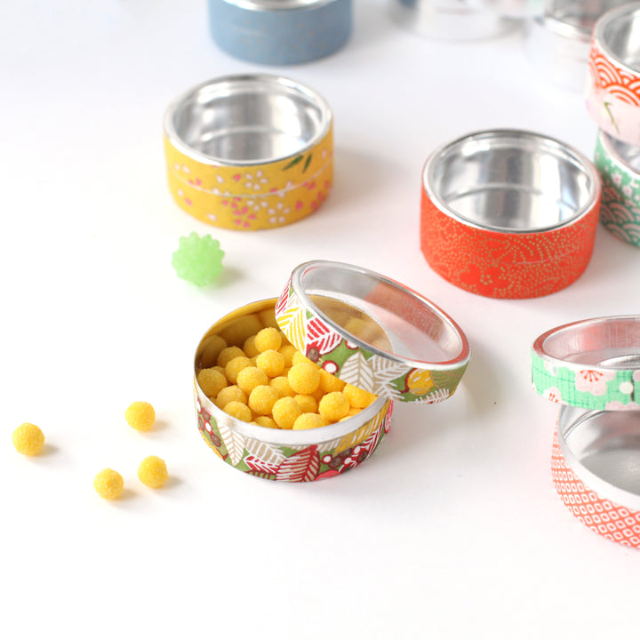 Lot de 12 petites boîtes en métal