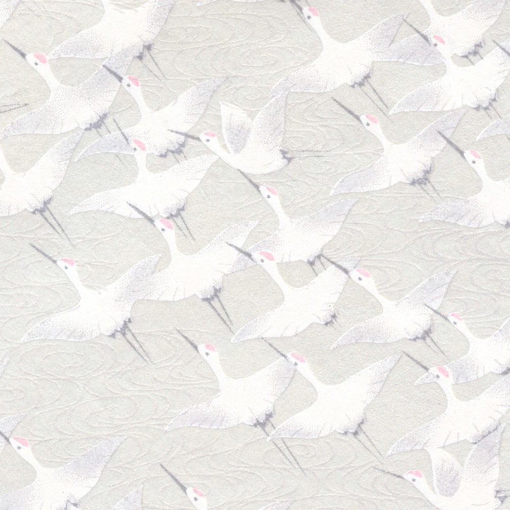 carré de 10cm par 10cm de papier japonais yuzen chiyogami aux motifs d'envolée de grues gris clair nacré adeline klam (M387)