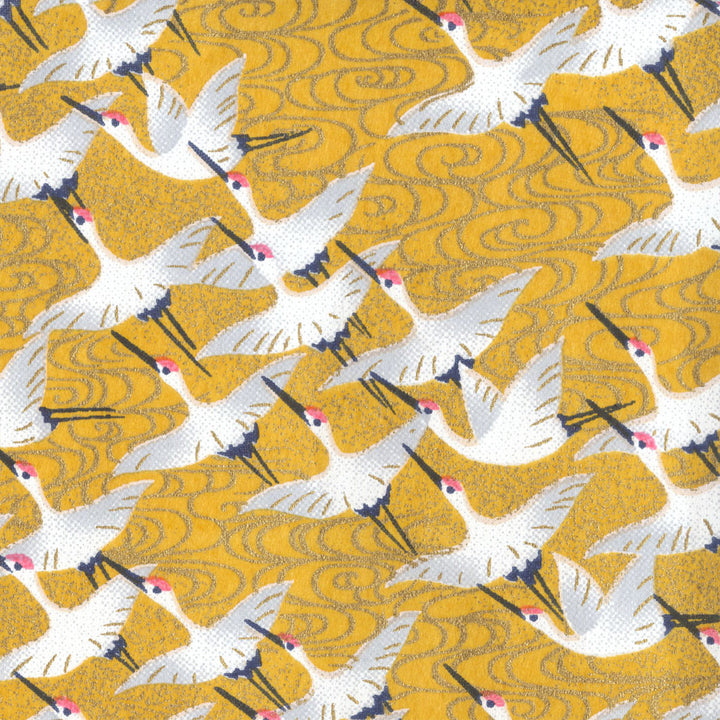 carré de 10cm par 10cm de papier japonais yuzen chiyogami aux motifs d'envolée de grues blanches sur fond jaune moutarde adeline klam (M930)