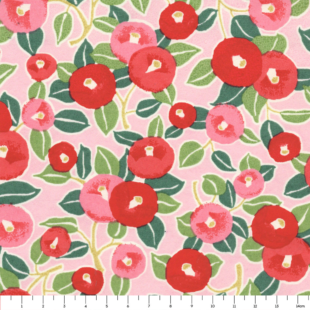 carré de 14cm par 14cm de papier japonais yuzen chiyogami aux motifs de camélias dans les tons rouges, roses et verts adeline klam (M722)
