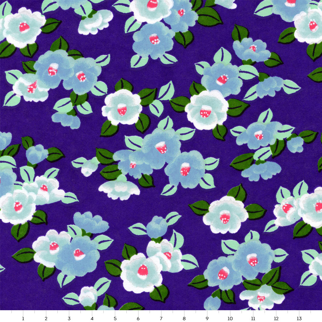 carré de 14cm par 14cm de papier japonais yuzen chiyogami aux motifs de camélias tsubaki dans les tons bleu violet, bleu ciel et verts adeline klam (M955)