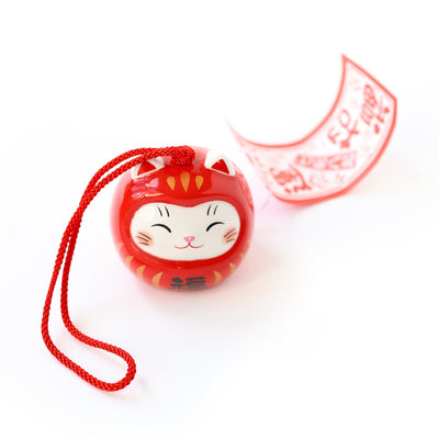 clochette à vent japonaise en céramique rouge posée en forme de daruma chat