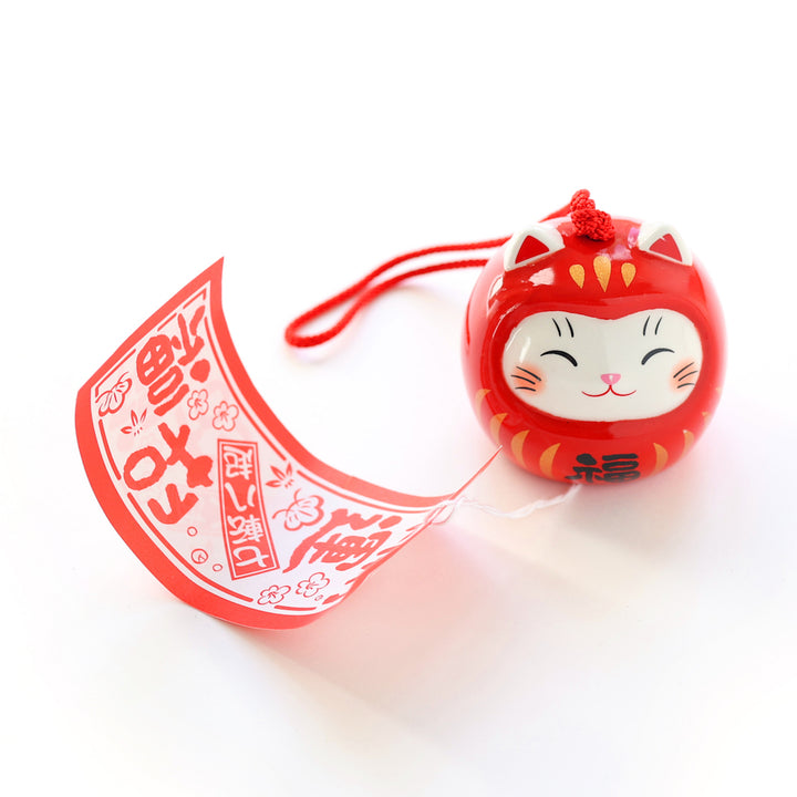 clochette à vent japonaise en céramique rouge posée en forme de daruma chat