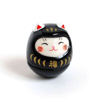 petit culbuto japonais ou koro-rin en forme de daruma chat noir de face