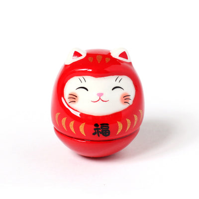 petit culbuto japonais ou koro-rin en forme de daruma chat rouge de face