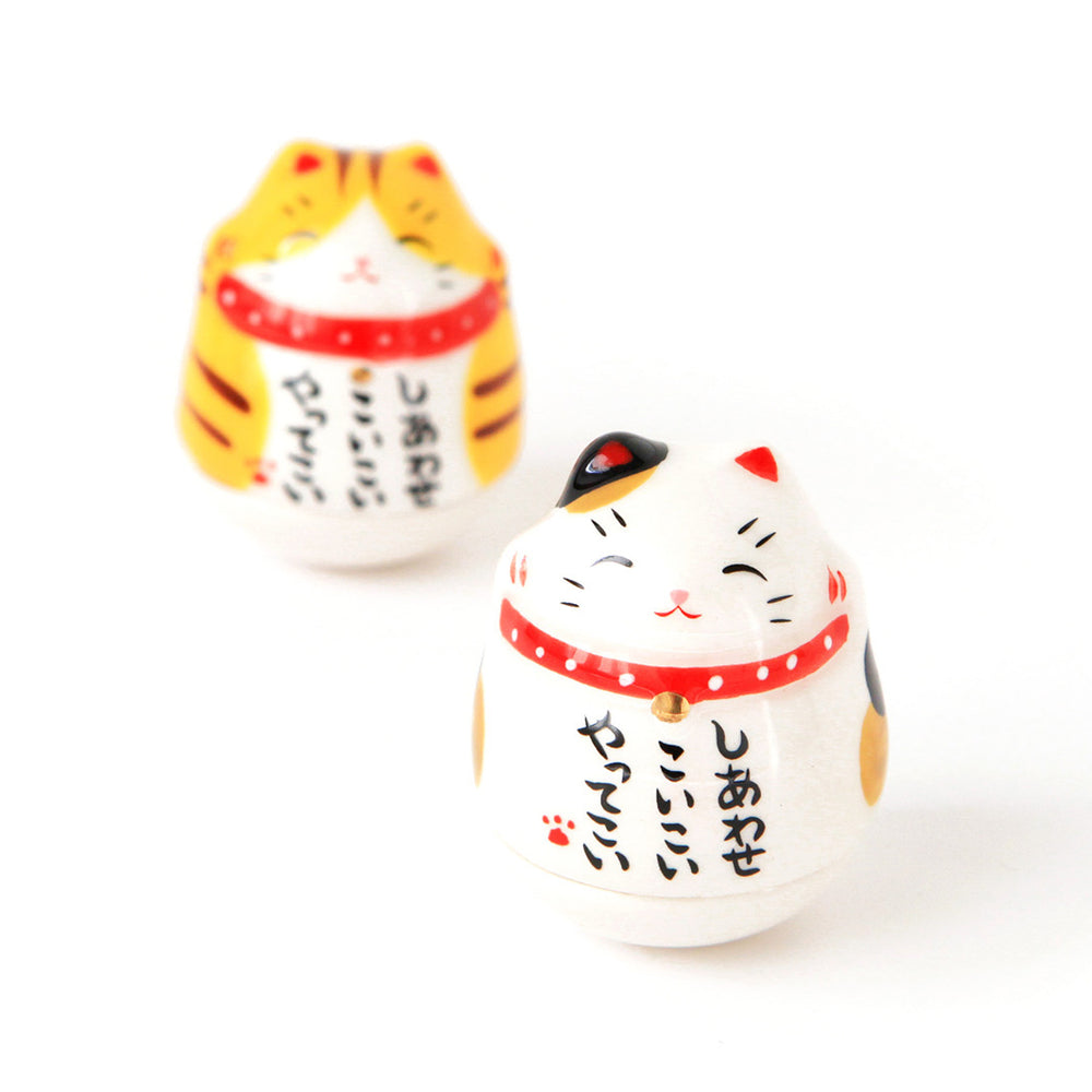 culbutos japonais en forme de maneki-neko au pelage tacheté noir, blanc et jaune et tigré jaune, blanc et marron