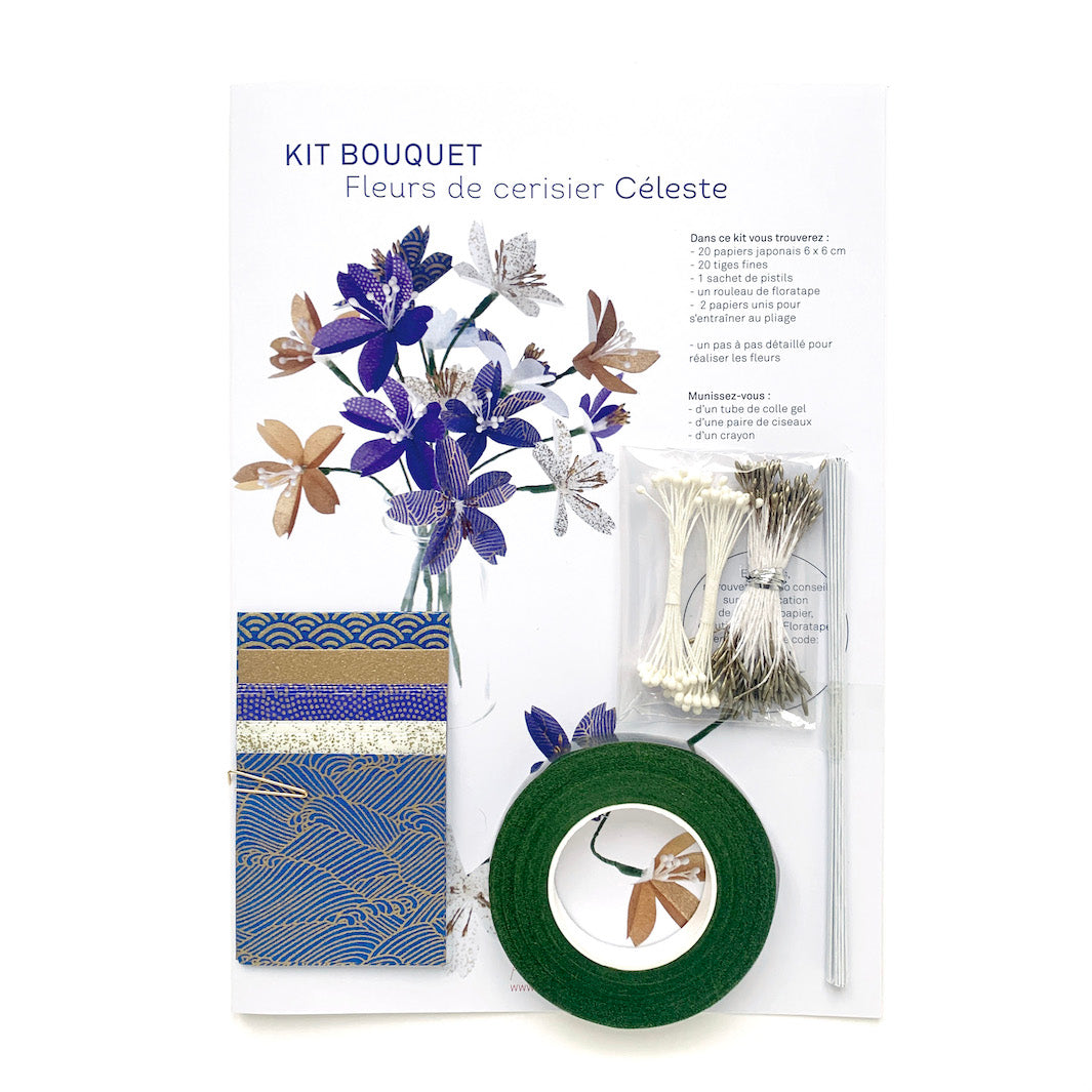 photo packshot d'un kit bouquet fleurs de cerisier «céleste » dans les tons bleu nuit, violet et dorés monté en bouquet