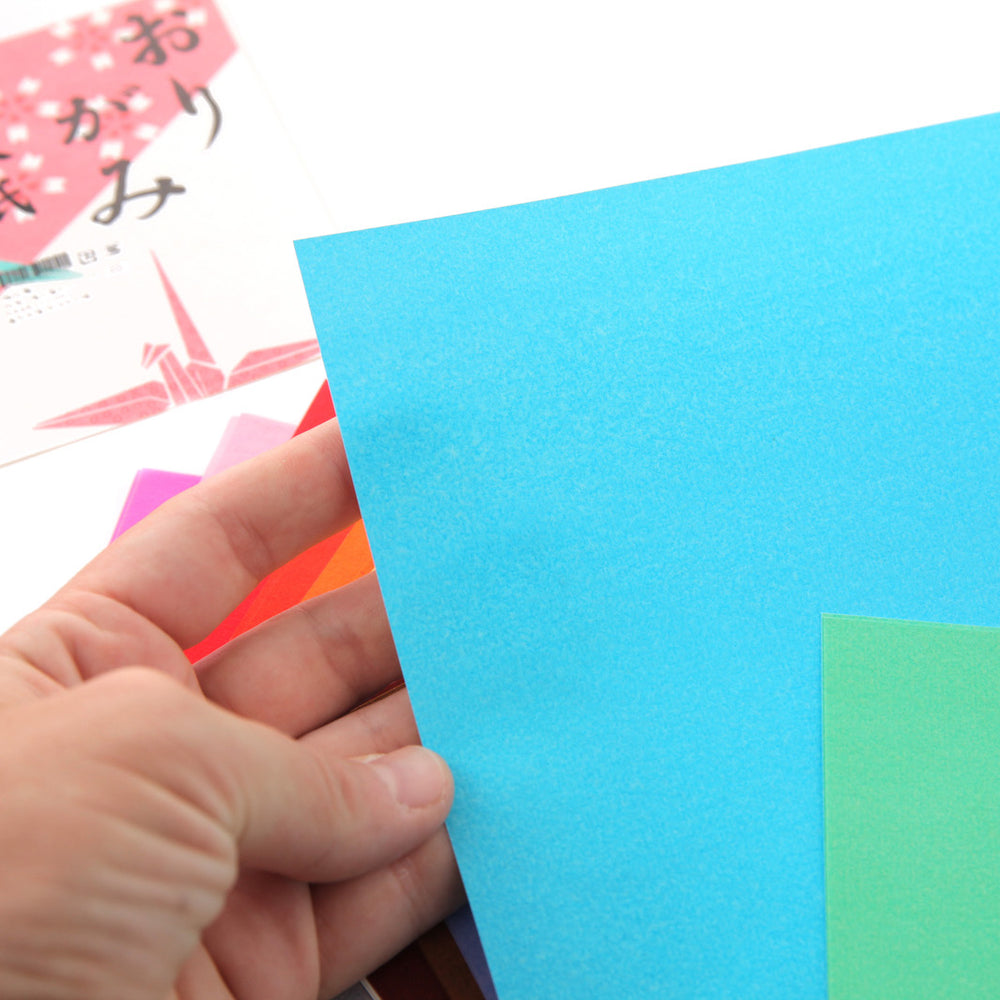 photo zoomée du détail de texture des sets de 20 papiers origami unis de 18cm par 18cm de la marque kobayashi