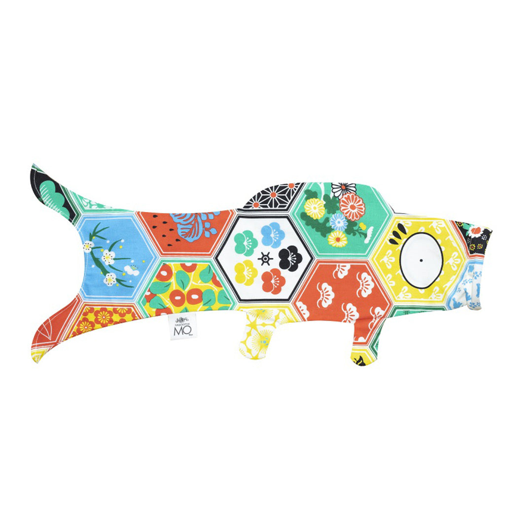 packshot d'un koinobori «jo » madame mo de couleurs jaune, rouge, bleu, vert et noir en taille mini