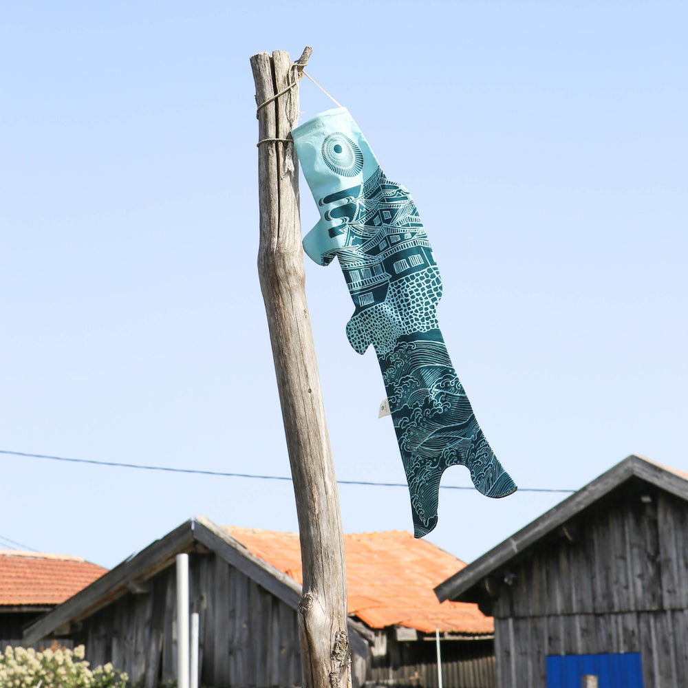 photo d'ambiance d'un koinobori madame mo suspendu de couleurs bleu ciel et bleu marine en taille S