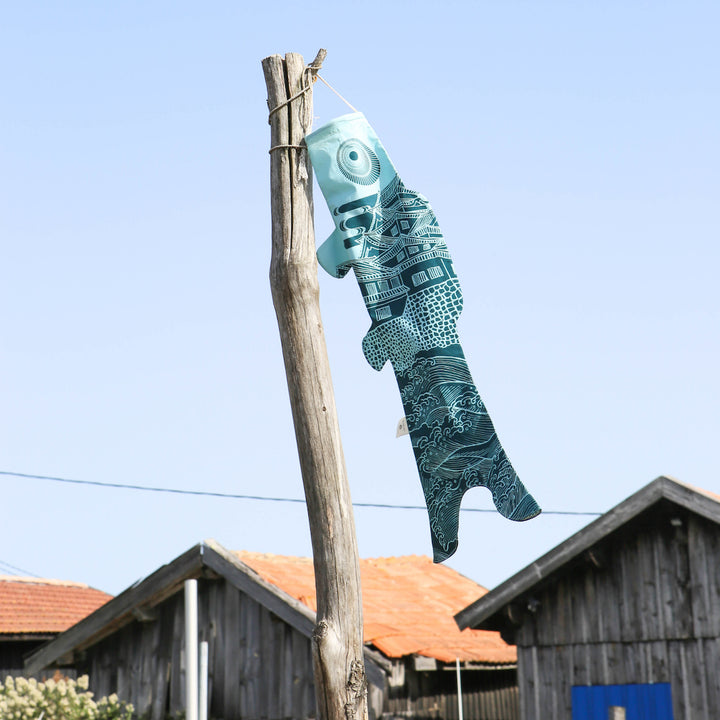 photo d'ambiance d'un koinobori madame mo suspendu de couleurs bleu ciel et bleu marine en taille S