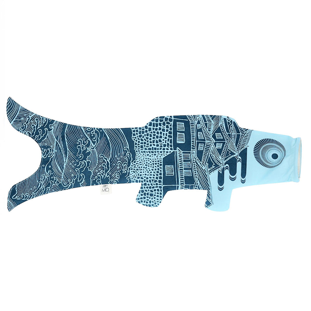 packshot d'un koinobori « ôshiro marine » madame mo de couleurs bleu ciel et bleu marine en taille S