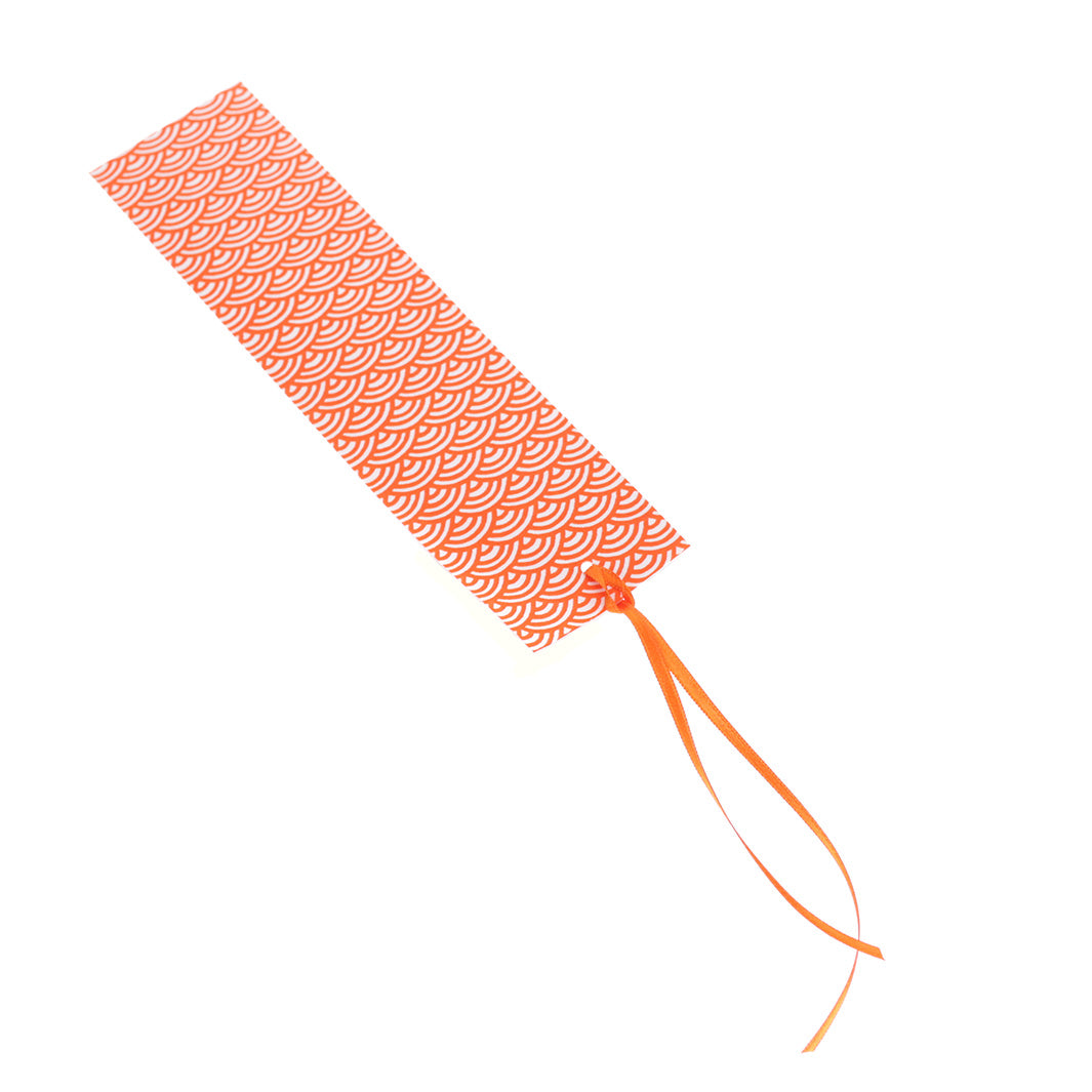 verso d'un marque-page en papier japonais aux motifs d'ondulations fleuries et vagues dans les tons bleus, orange et violet adeline klam