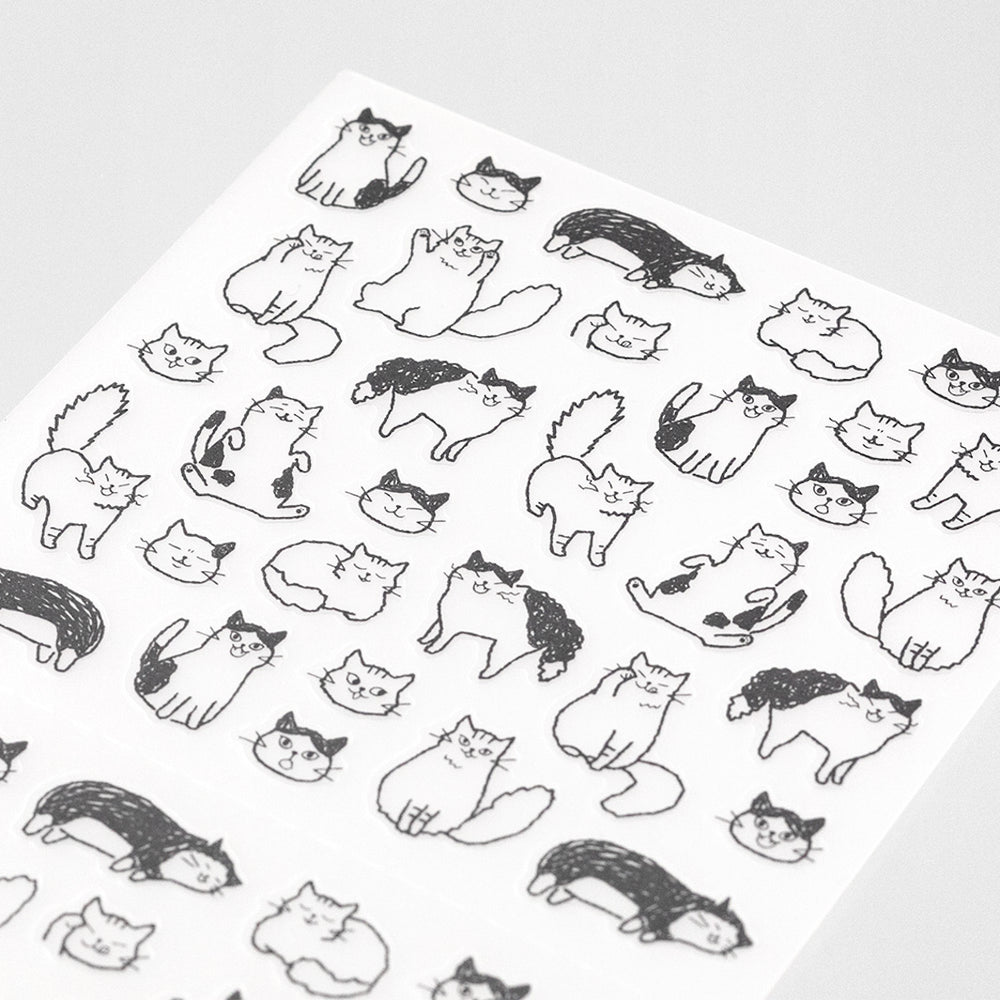 photo packshot zoomée d'un détail de la planche de 64 stickers « chats » repositionnables de la marque midori