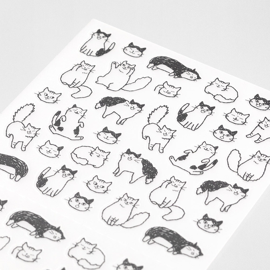 photo packshot zoomée d'un détail de la planche de 64 stickers « chats » repositionnables de la marque midori
