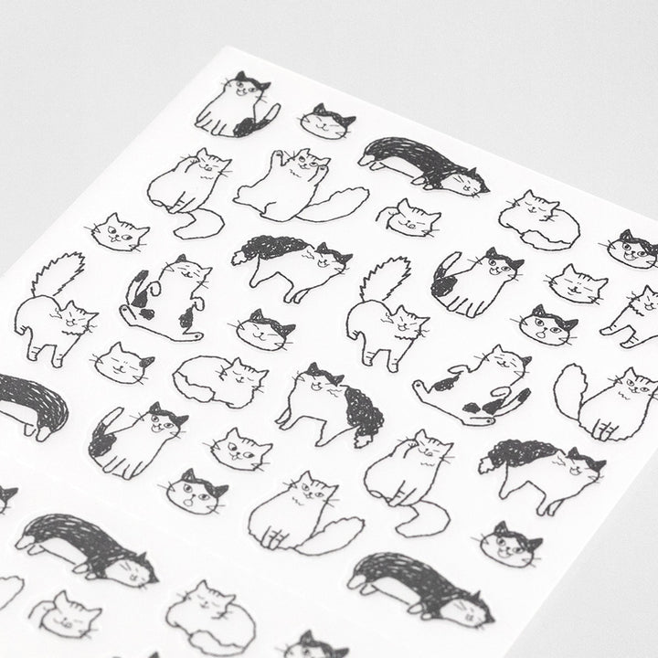 photo packshot zoomée d'un détail de la planche de 64 stickers « chats » repositionnables de la marque midori
