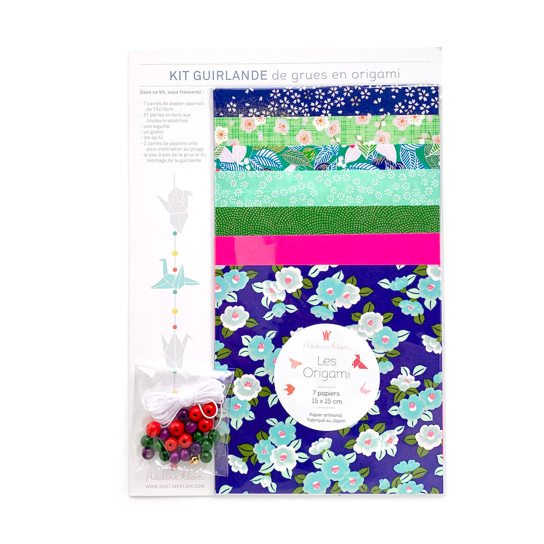 packshot du kit guirlande de grues en origami « fantastique » dans les tons bleu nuit, verts et rose fluo