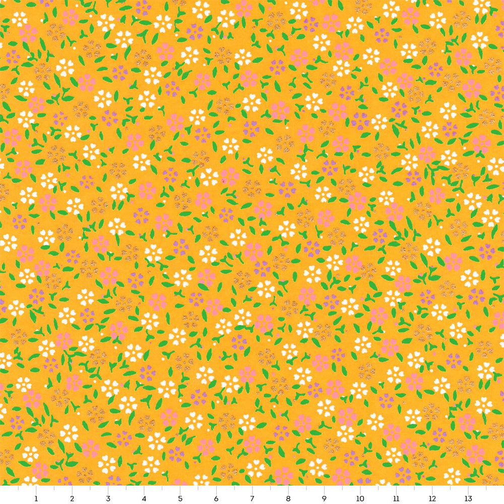 papier japonais aux motifs de mini fleurs de cerisier blanches, roses, mauve et dorées et feuilles vertes sur fond jaune moutarde adeline klam de 14cm par 14cm