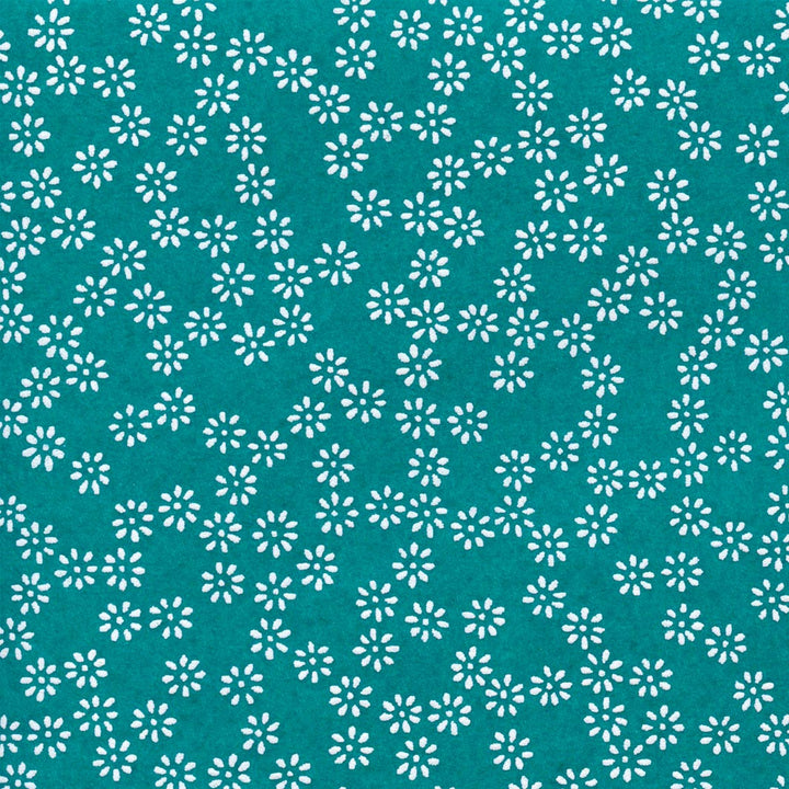 papier japonais aux motifs de semi de fleurs blanches sur fond bleu canard adeline klam de 10cm par 10cm