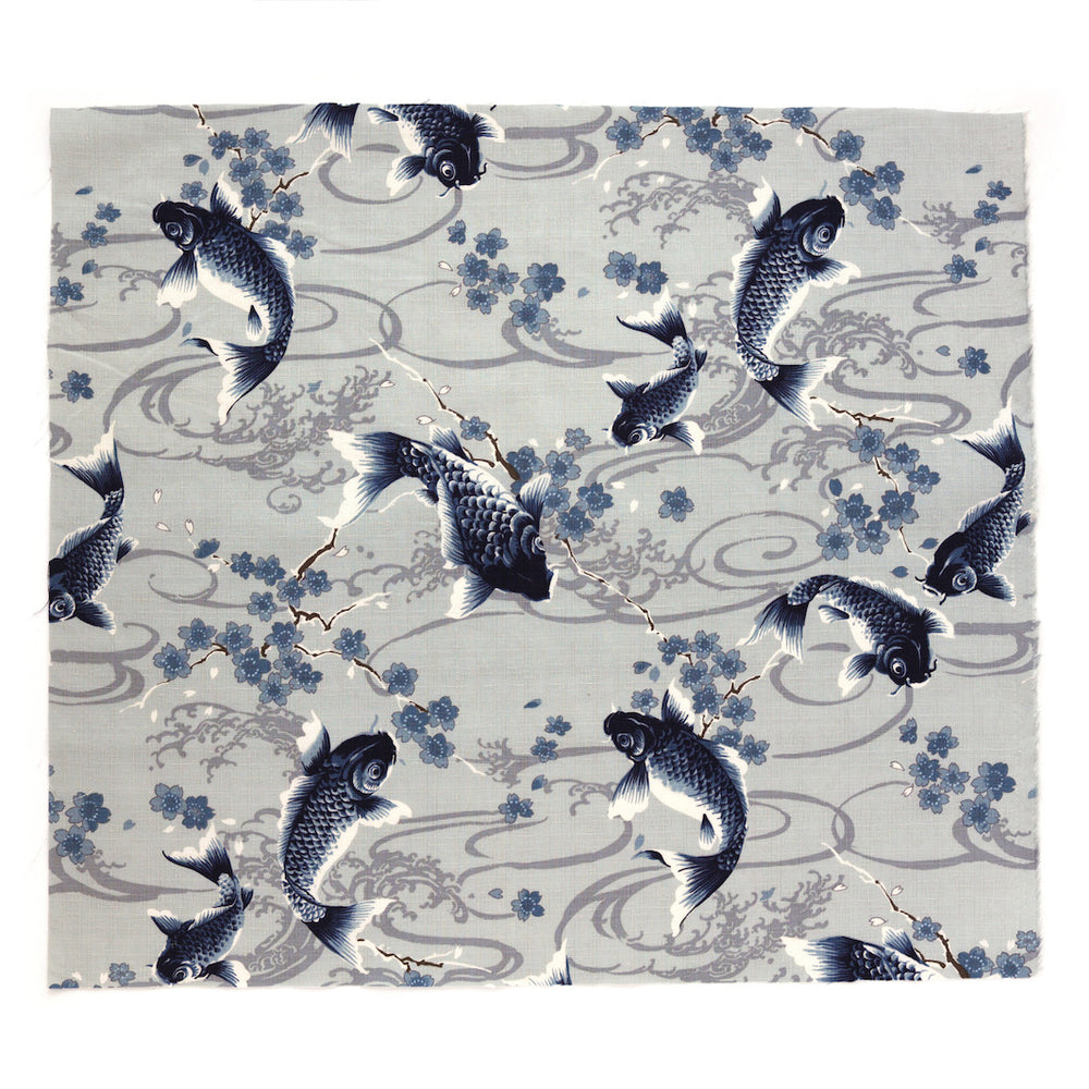 petit coupon de tissu de 50cm par 50cm d'un tissu japonais aux motifs de carpes et de fleurs de cerisier dans les tons gris et bleu adeline klam