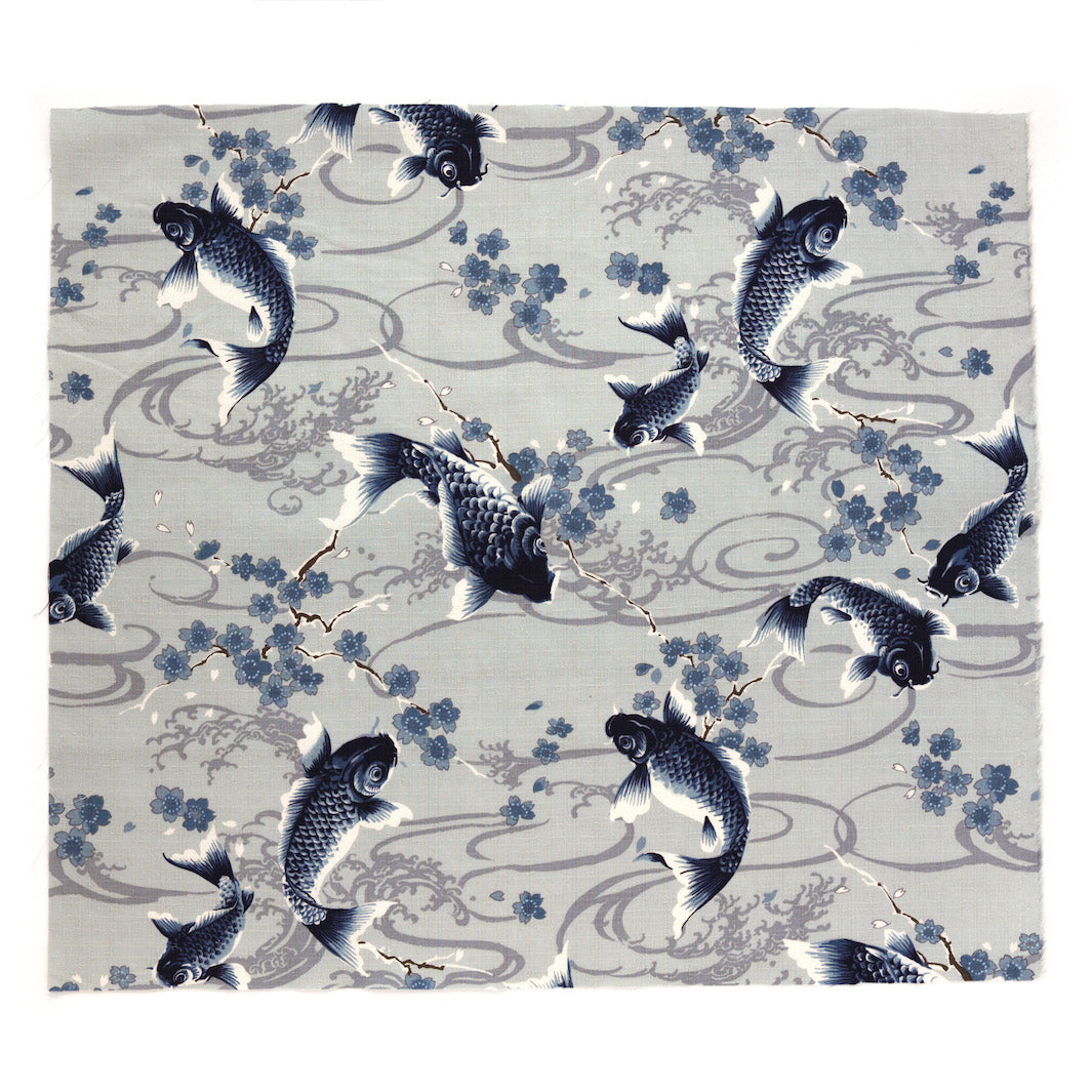 petit coupon de tissu de 50cm par 50cm d'un tissu japonais aux motifs de carpes et de fleurs de cerisier dans les tons gris et bleu adeline klam