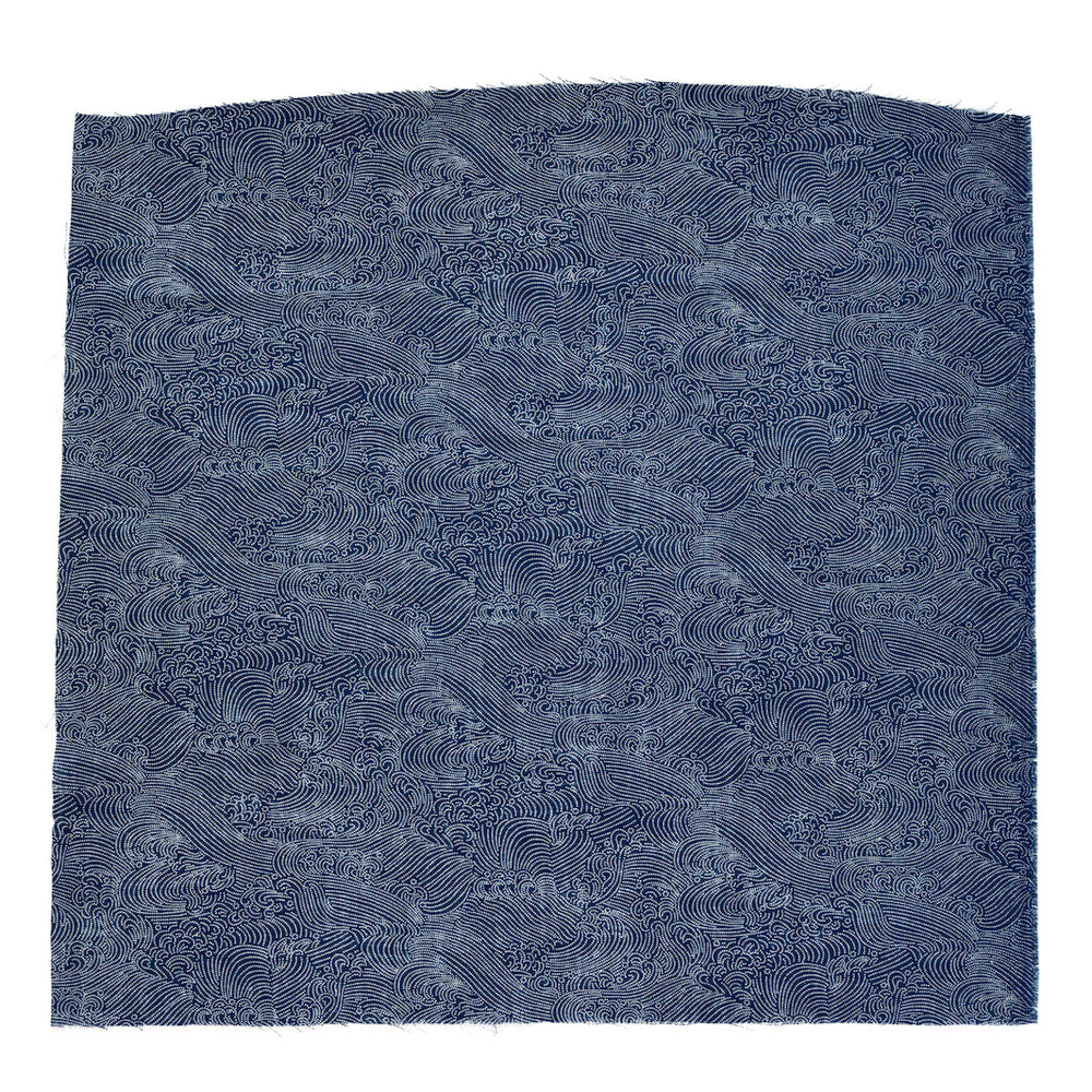 petit coupon de 50cm par 50cm d'un tissu japonais au motif de vagues houleuses de couleur bleu marine adeline klam