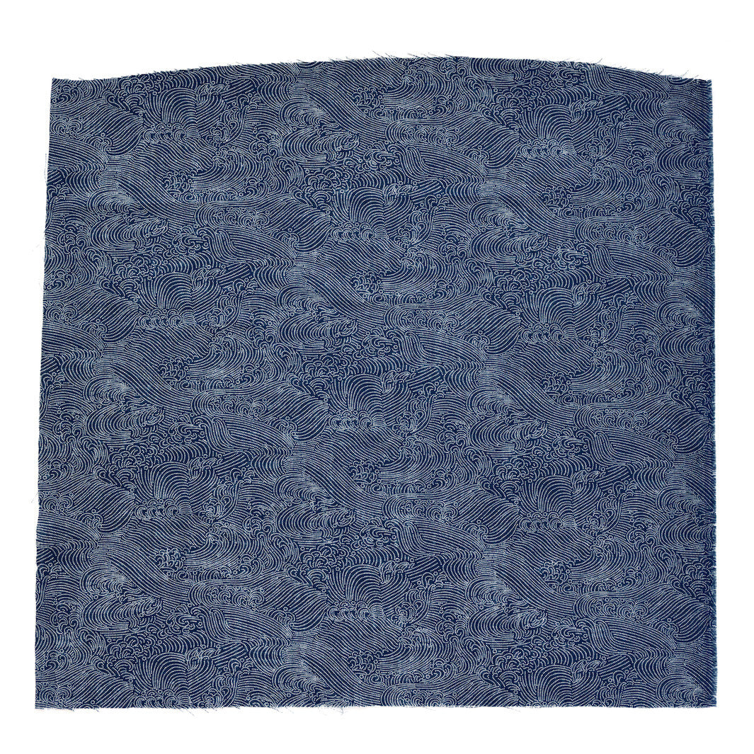 petit coupon de 50cm par 50cm d'un tissu japonais au motif de vagues houleuses de couleur bleu marine adeline klam