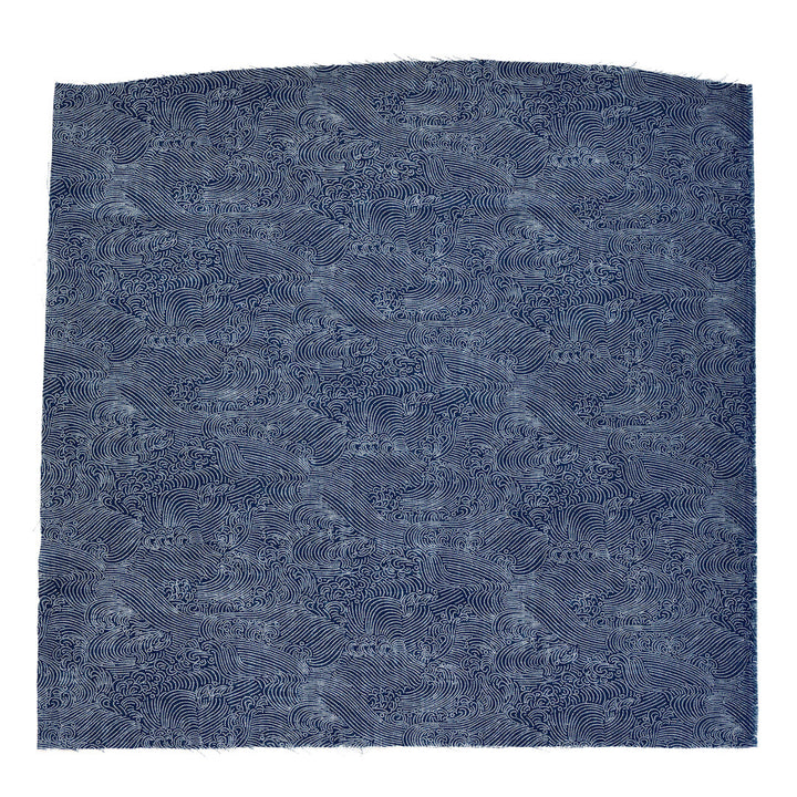 petit coupon de 50cm par 50cm d'un tissu japonais au motif de vagues houleuses de couleur bleu marine adeline klam