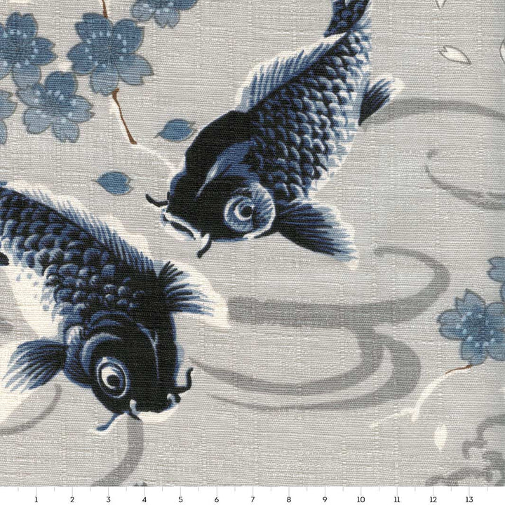 zoom de 14cm par 14cm d'un tissu japonais aux motifs de carpes et de fleurs de cerisier dans les tons gris et bleu adeline klam