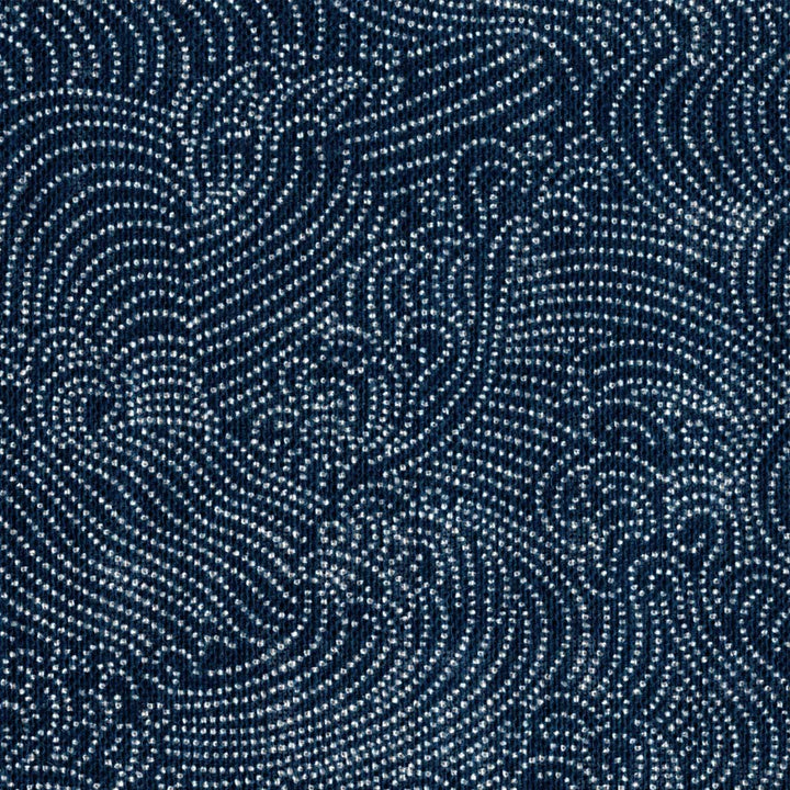 zoom de 10cm par 10cm d'un tissu japonais au motif de vagues houleuses de couleur bleu marine adeline klam