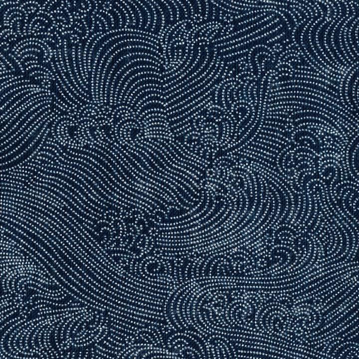 zoom de 14cm par 14cm d'un tissu japonais au motif de vagues houleuses de couleur bleu marine adeline klam